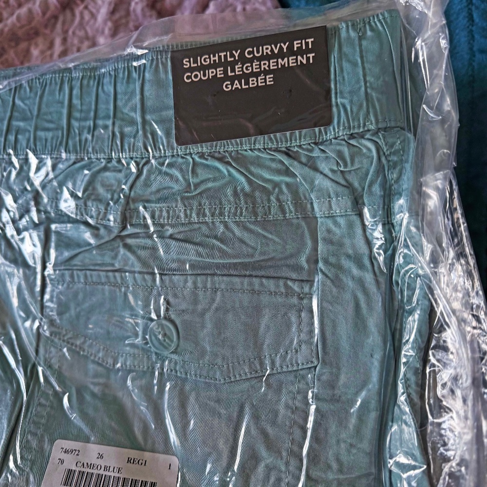 CAPRIS, SLIGHTLY CURVY FIT, CAMEO BLUE, SIZE 26, LIGHT TWILL, COTTON/SPANDEX